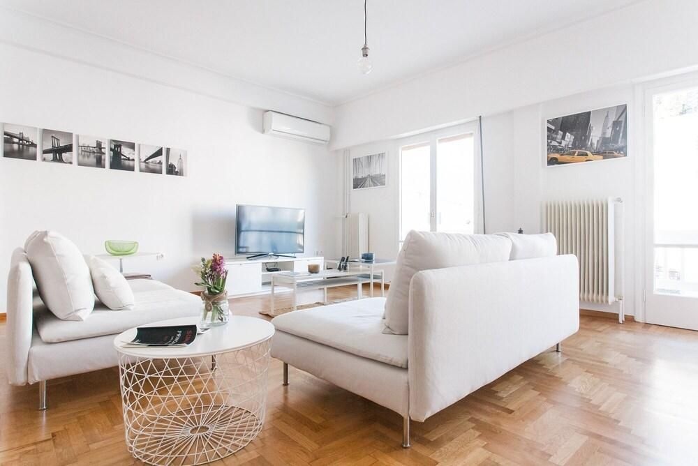 Chill like a local in Condo near historical sites!