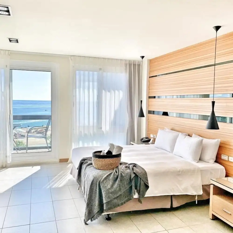 Grand Double room with balcony and with ocean view (full double bed)