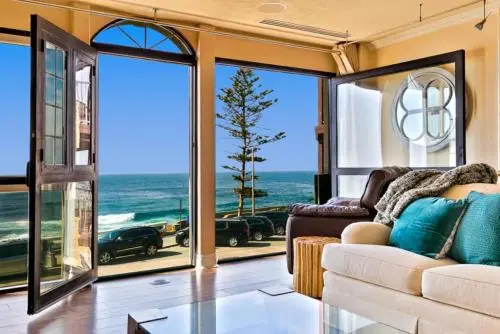 #101 - la Jolla Village Oceanfront Three-Bedroom Holiday Home