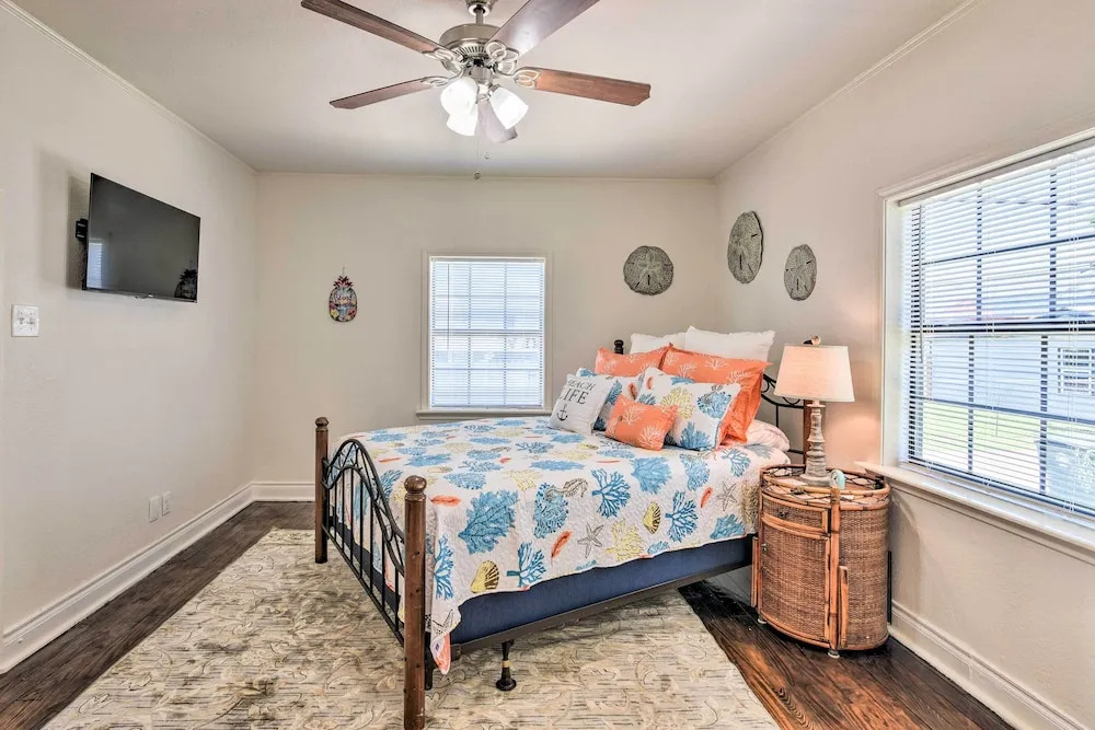 Blue Dolphin' Cottage: Walk to Galveston Seawall! 2