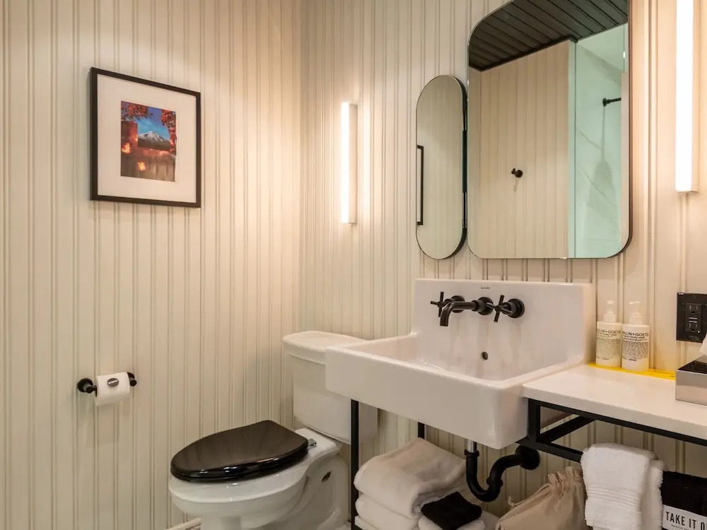 Drake Motor Inn by null