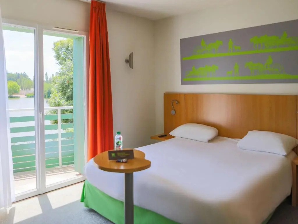 Standard Double room with lake view (full double bed)