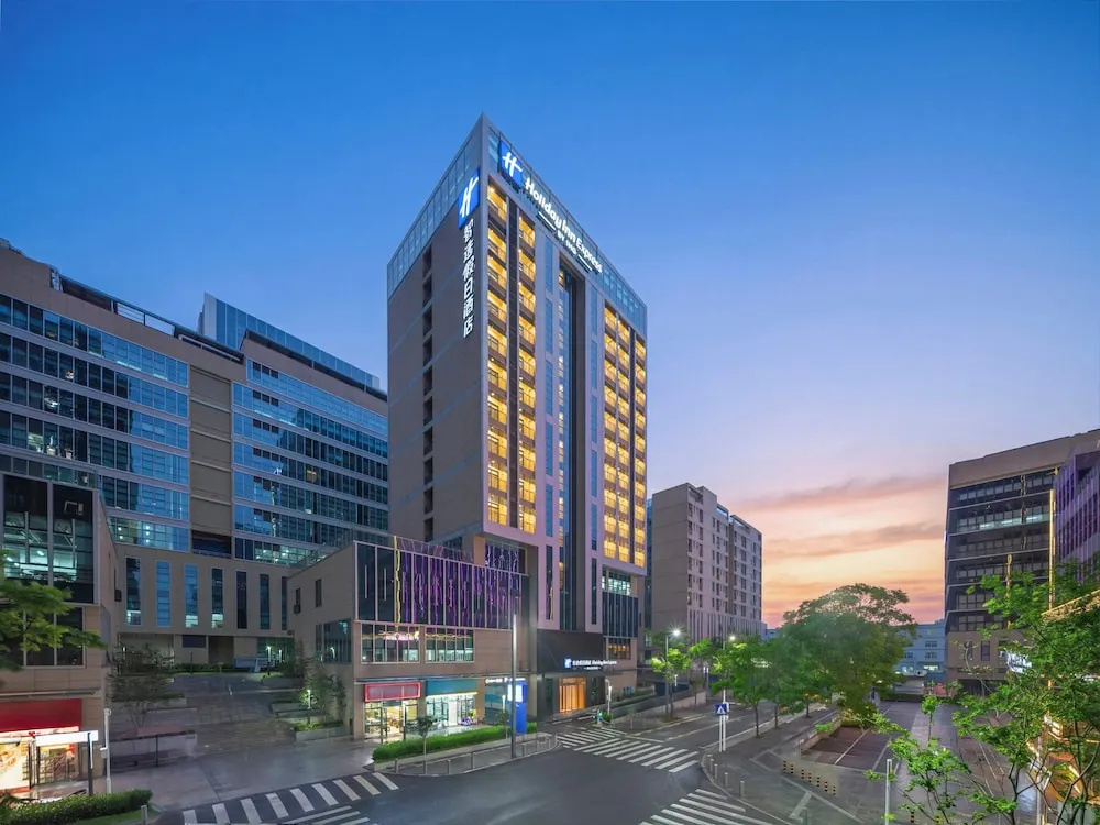 Holiday Inn Express Shenzhen Baolong Metro Station By IHG