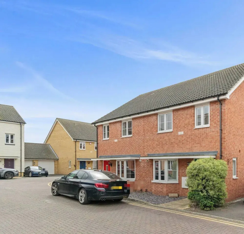 3 Bedroom Cosy-home in Hornchurch With hot tub
