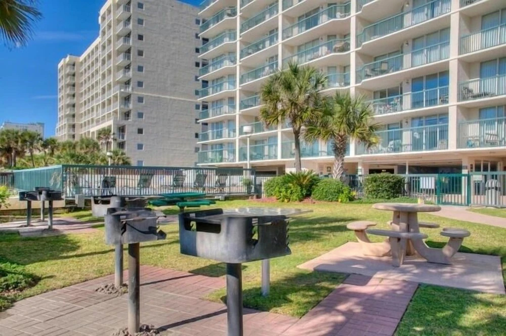 Ashworth 1406 2 Bedroom Condo by RedAwning, North Myrtle Beach
