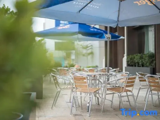 Food & Beverage