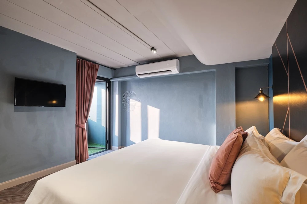 Superior Double room with balcony (full double bed)