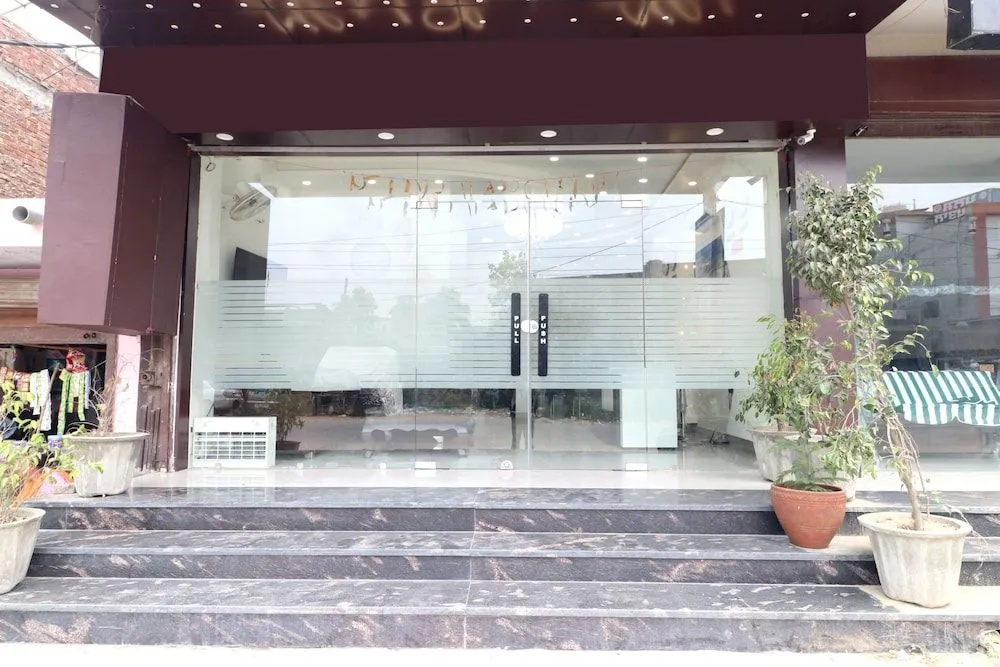 OYO 16379 Hotel LivInn Hub