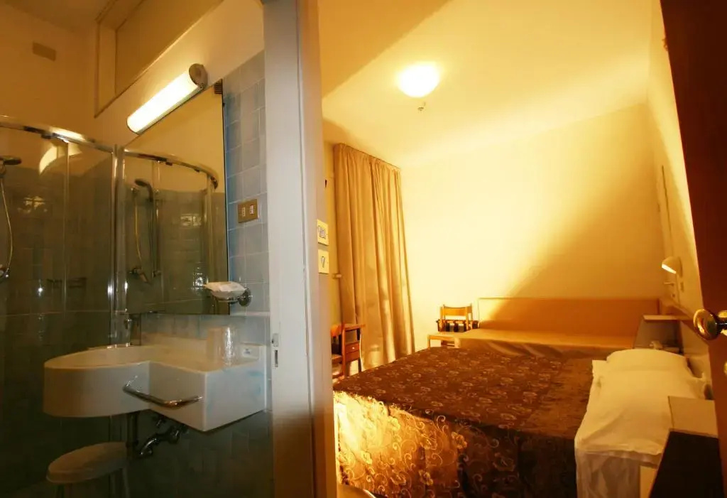 Standard Triple room with partial sea view