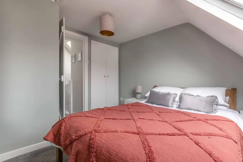 Charming cottage in WINDSOR - WALK TO CASTLE &SHOPS!
