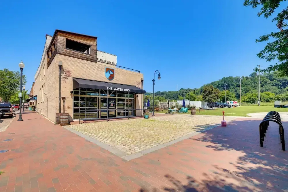 Dtwn Lynchburg Loft w/ Shared Deck: Walk to River