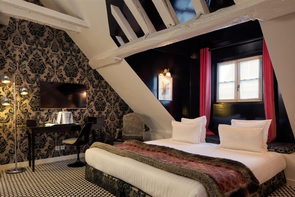 Hôtel du Petit Moulin, Haute Couture hotel by Lacroix 89