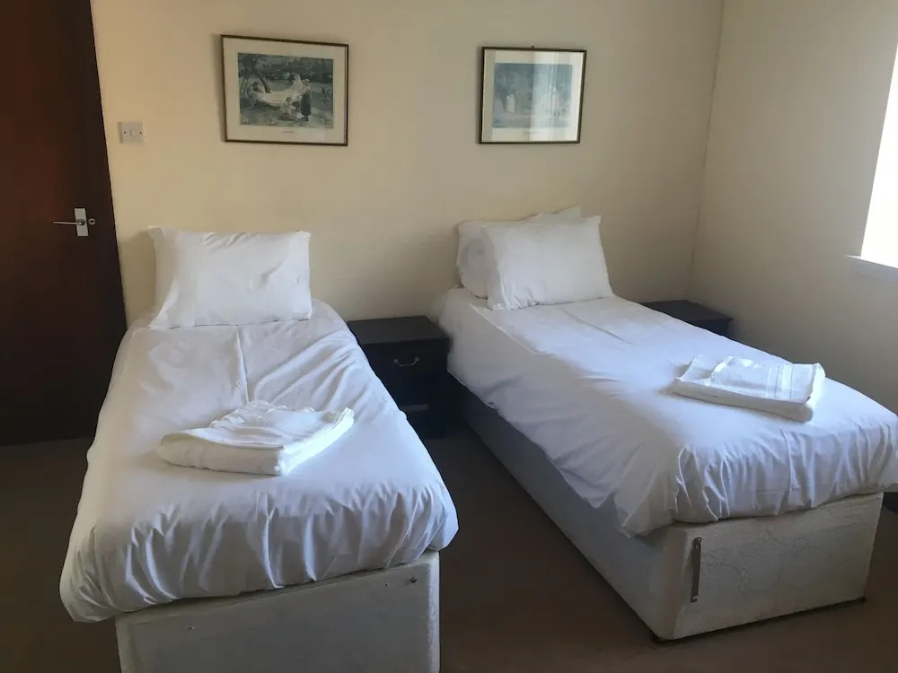 George and Abbotsford Hotel — 4