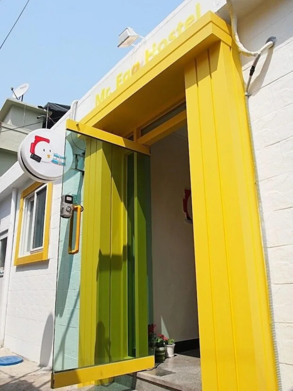 710 Guesthouse Yellow