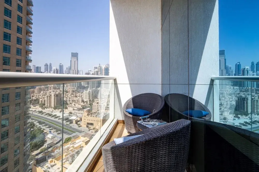 Rustic And Vibrant Studio Apartment In Downtown Dubai