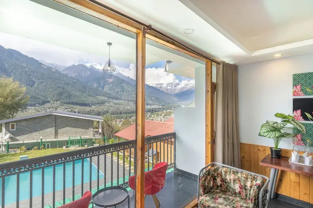 Deluxe room with balcony and with pool view