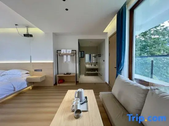 Deluxe Double room (full double bed)