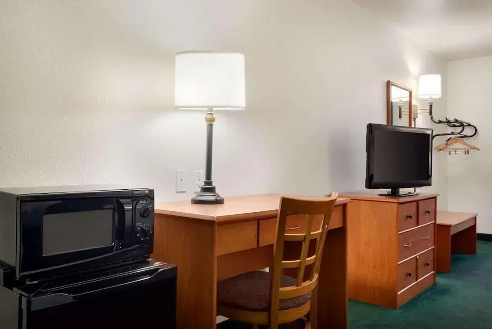 Baymont By Wyndham Clinton Valley West Court