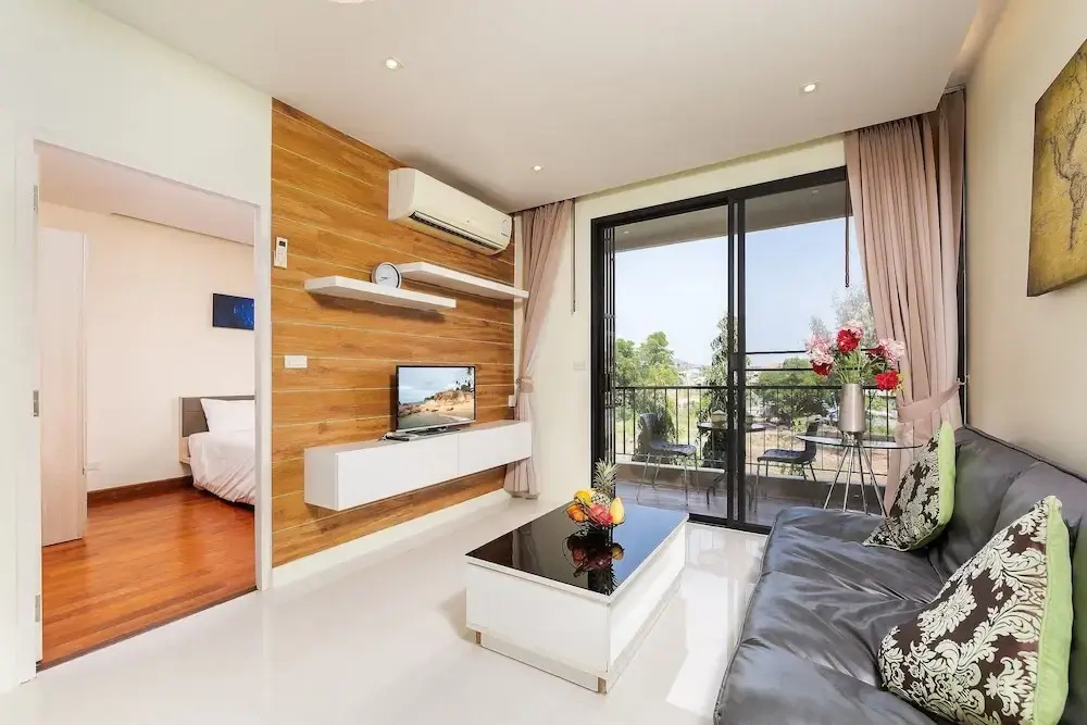 Апартаменты с балконом в The Lago Apartments by Tropiclook