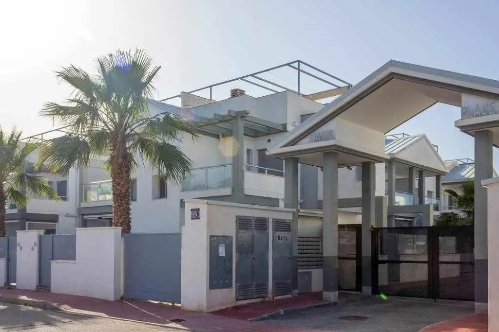 PINK GARDEN-Bungalow con piscina.Free Parking