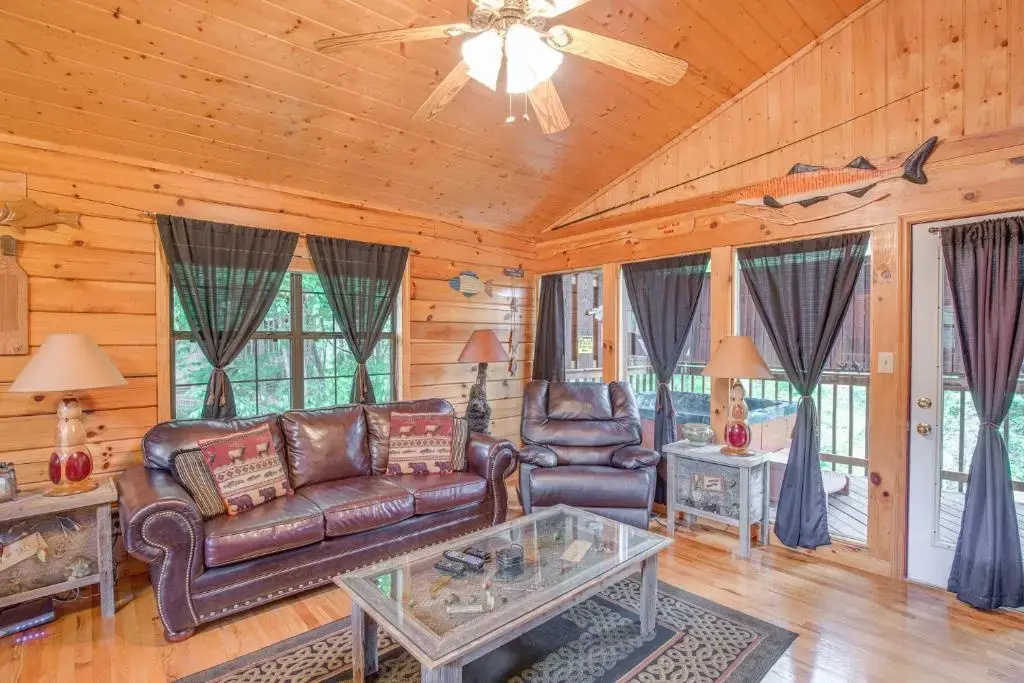 Bear Escape, 1 Bedroom, Sleeps 4, Hot Tub, Pool Table, Jacuzzi Tub