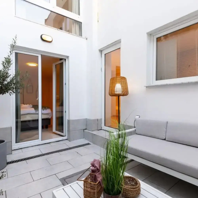 Stylish Duplex Apartment in a Renovated Town House