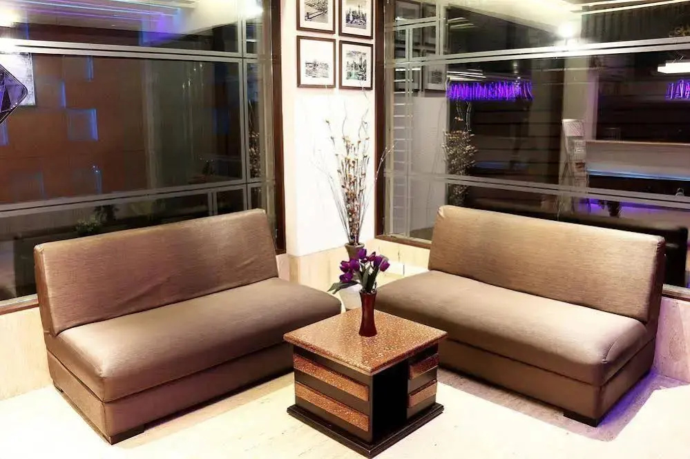 OYO Premium Harish Mukherjee Road