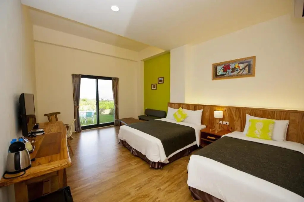 Standard Triple room with garden view