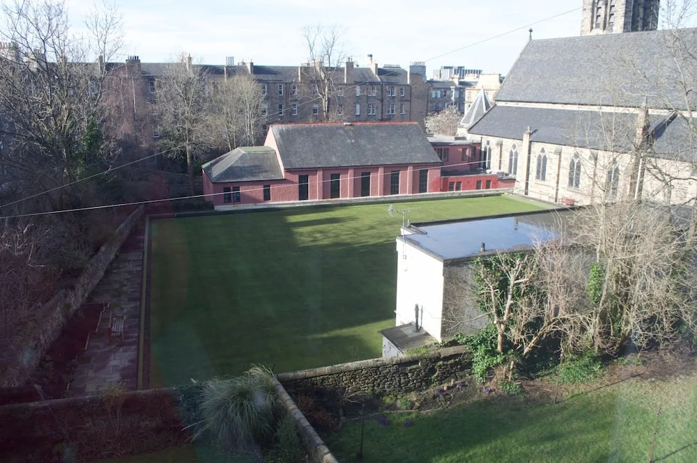 2 Bedroom Flat Near City Centre