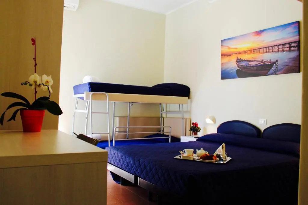 Standard Triple room with sea view
