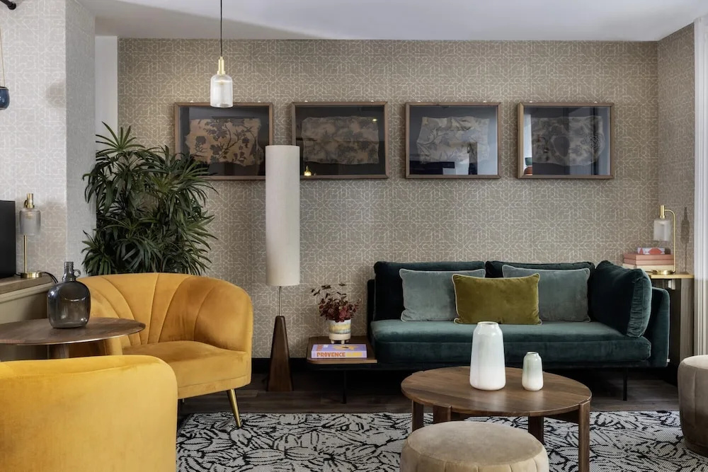 Lobby & Reception
