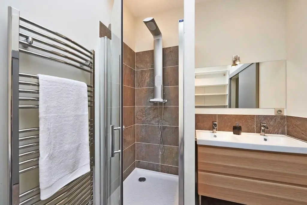 3 Bedrooms Apartment