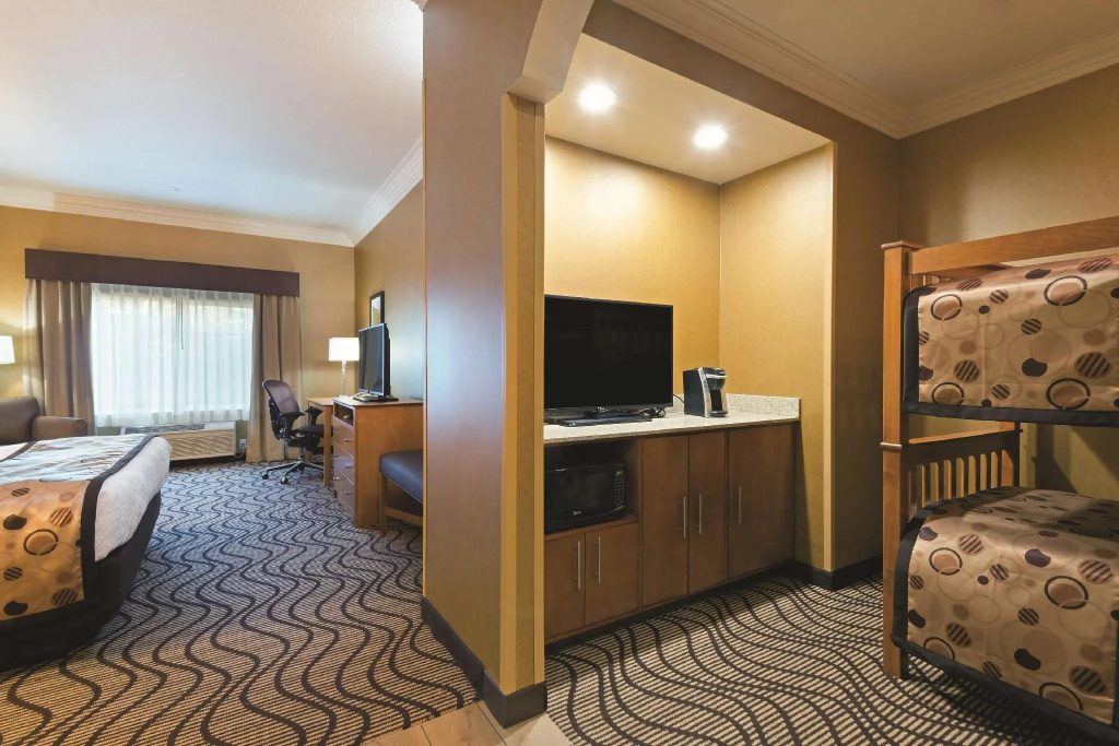 Deluxe Quadruple Family room (full double bed)