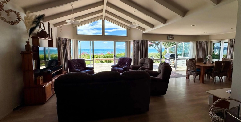 Matarangi Beachfront House - Matarangi Holiday Home