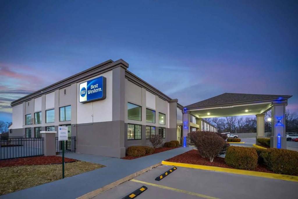 Coratel Inn & Suites by Jasper Park City - Wichita North