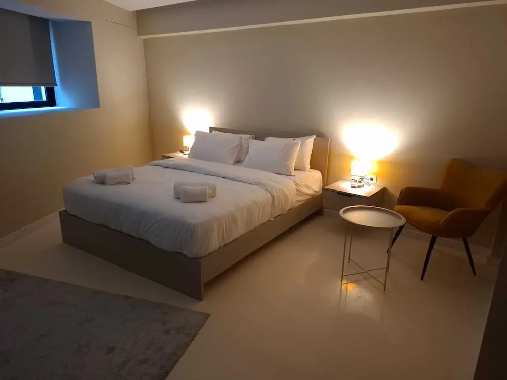 Deluxe Double room (full double bed)