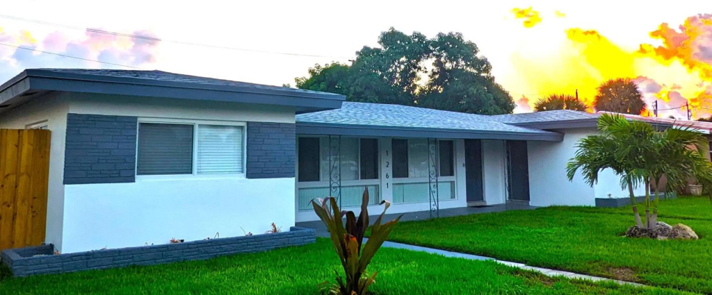 Paradise Awaits! Beach, King Bed, Private Yard & Workspace