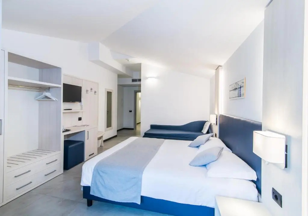 Standard Quadruple room with partial view