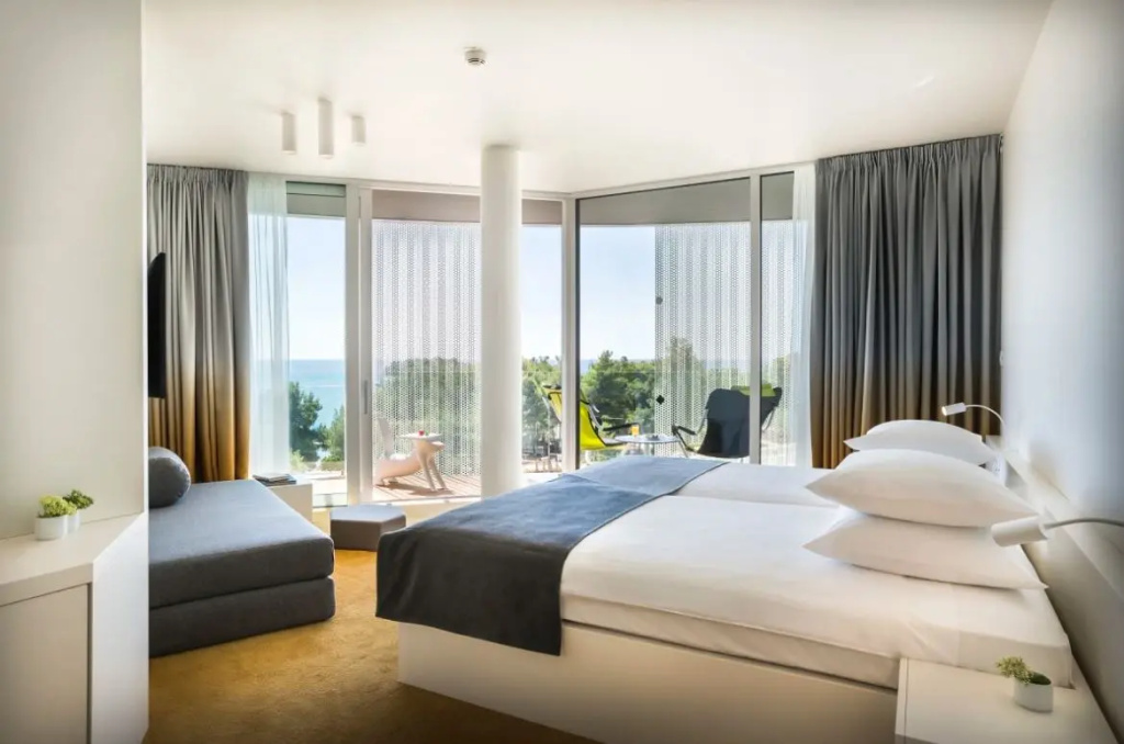 Grand room