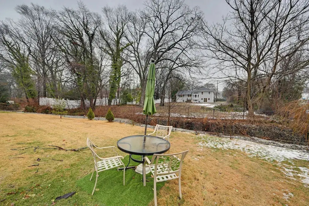 8 Mi to Long Beach: Cozy Apt w/ Fenced Yard!