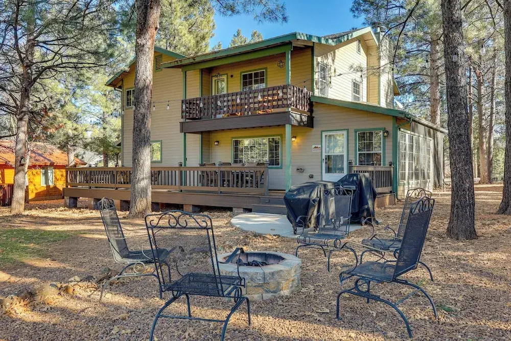 4 Mi to Woodland Lake: 2-story Home w/ Grill