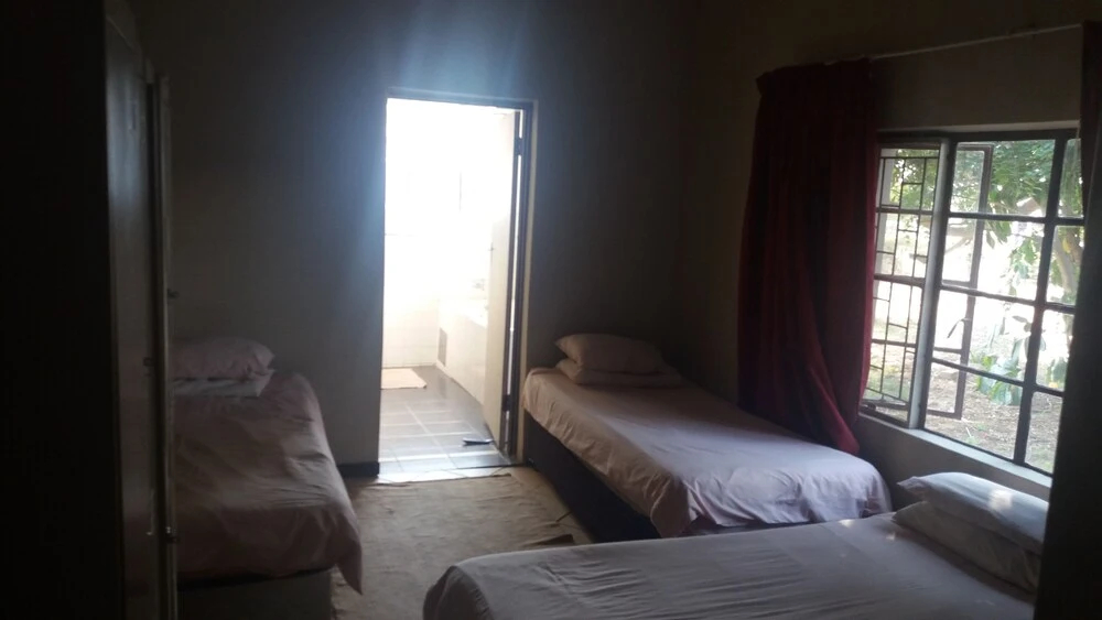 Room in Guest Room - 3 Single Bedroom in Farmhouse in Limpopo Province — фото 5
