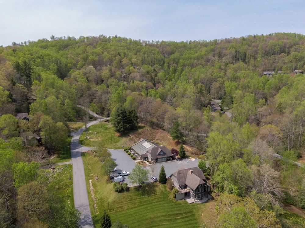 Bearfoot Lodge at Echota