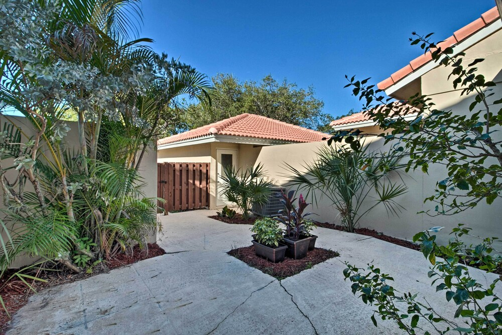 1 Mi to PGA Golf: Retreat w/ Pool in Palm Beach