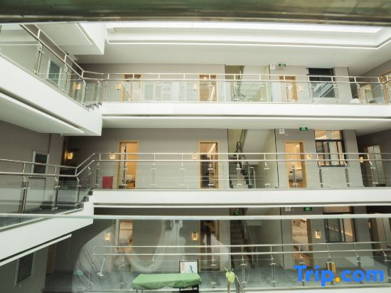 Kaixin Light Luxury Hotel (Dali High-Speed Railway Station Xingsheng Bridge)