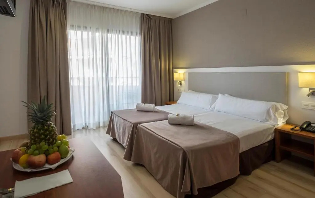 Double room (full double bed)