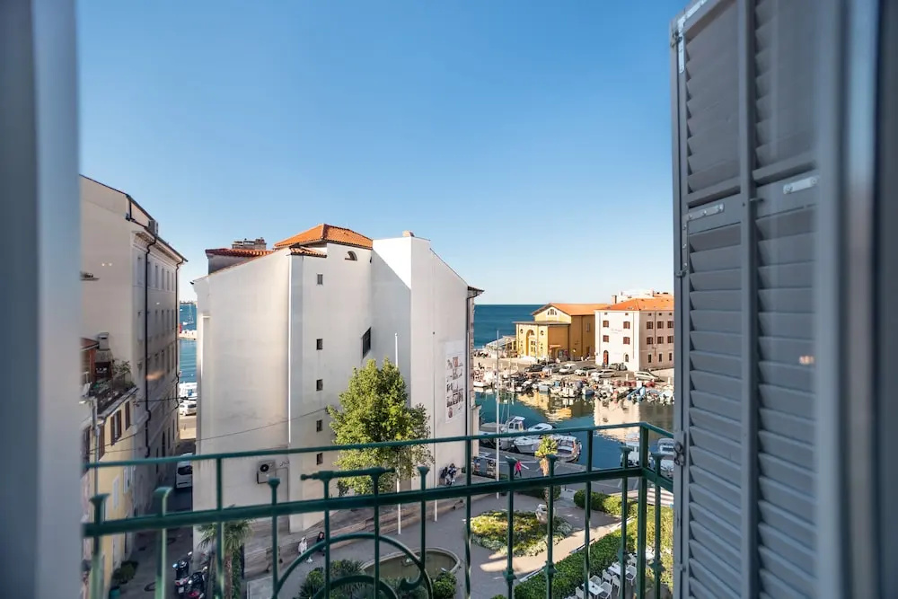 Deluxe Double room with sea view (full double bed)