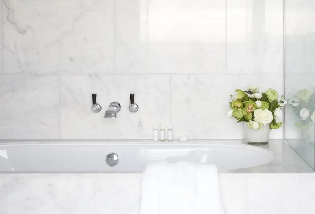 豪華雙人房，設有陽台及海景，配有大床。