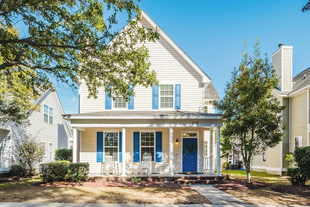Dogs Welcome! Adorable 3-bedroom Coastal Home in Historic Old Town Bluffton