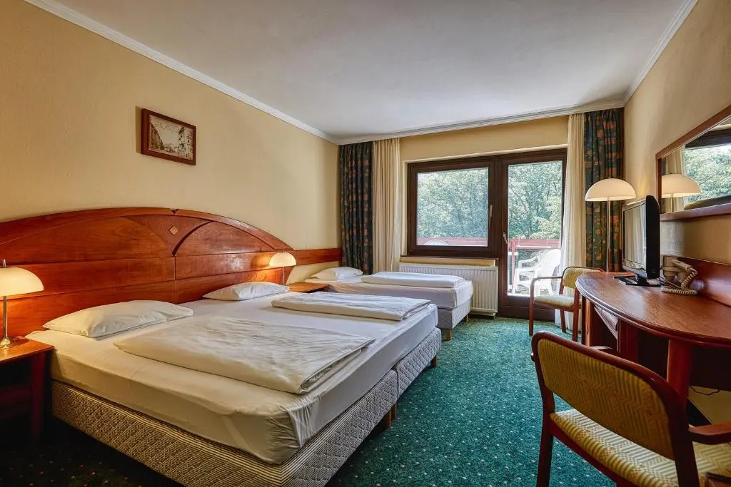 Standard Triple room with garden view